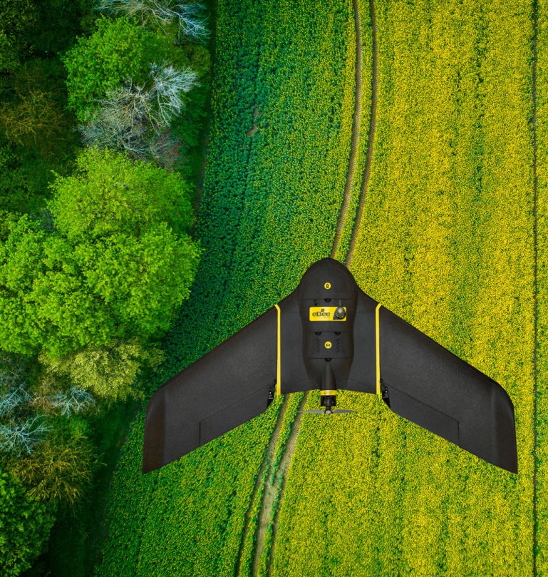 Drone agrícola sobrevolando campos de cultivo en labores de inspección.